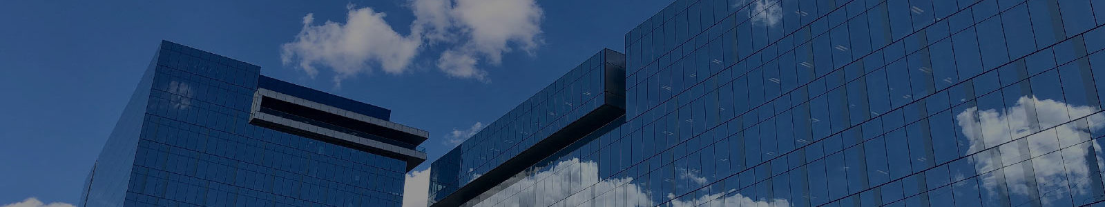 Sky reflection on Tempe office building