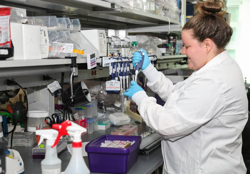 Lab scientist at Tgen working.